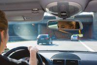 Interior coche mientras conduce mujer rubia