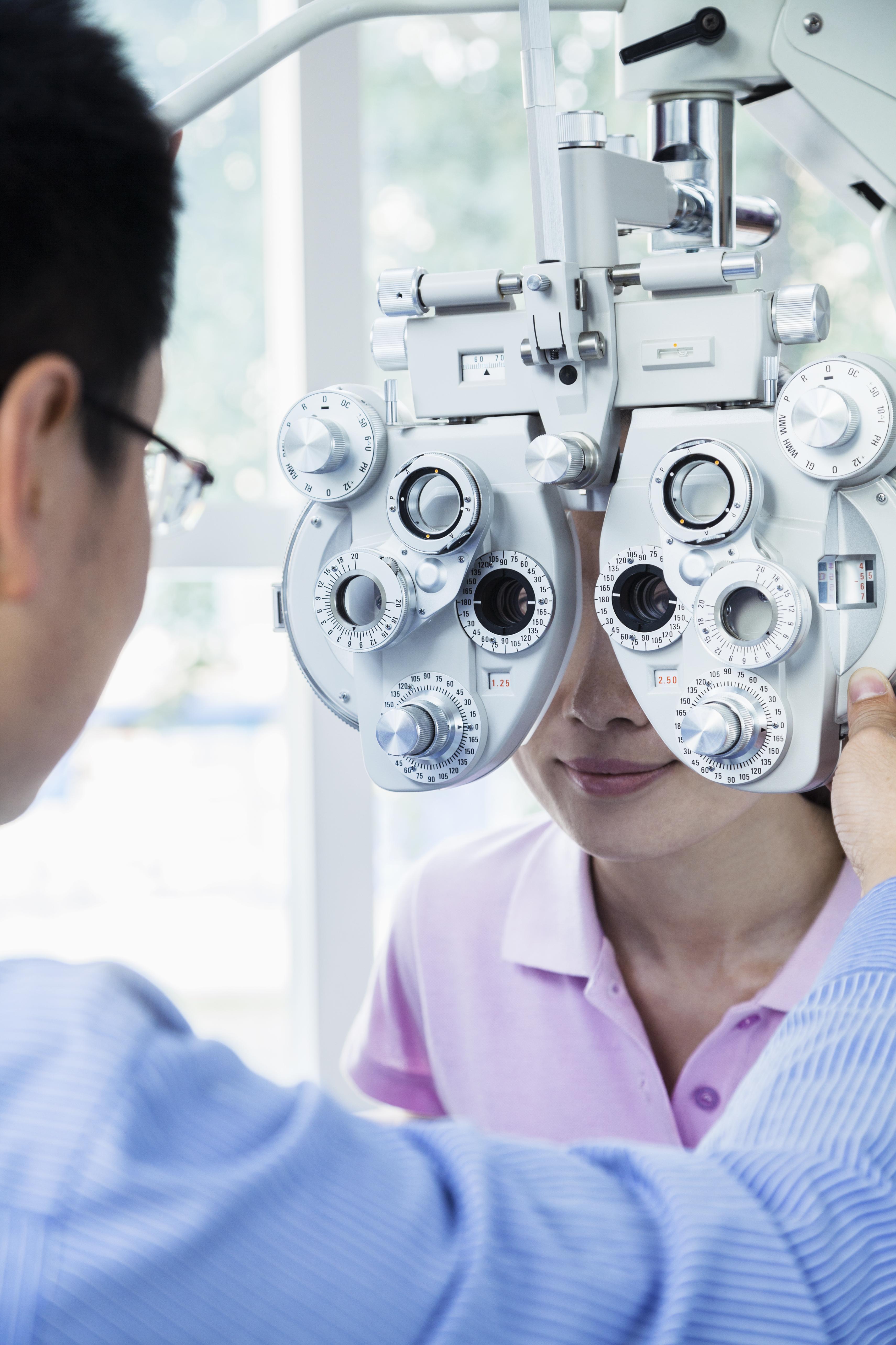 Mujer realizándose una prueba para medir su graduación en una consulta de oftalmología