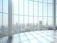 Ventanal vidriera vista sobre edificios