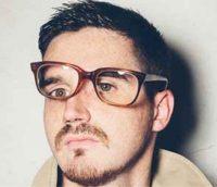 Primer plano hombre con barba con gafas rotas