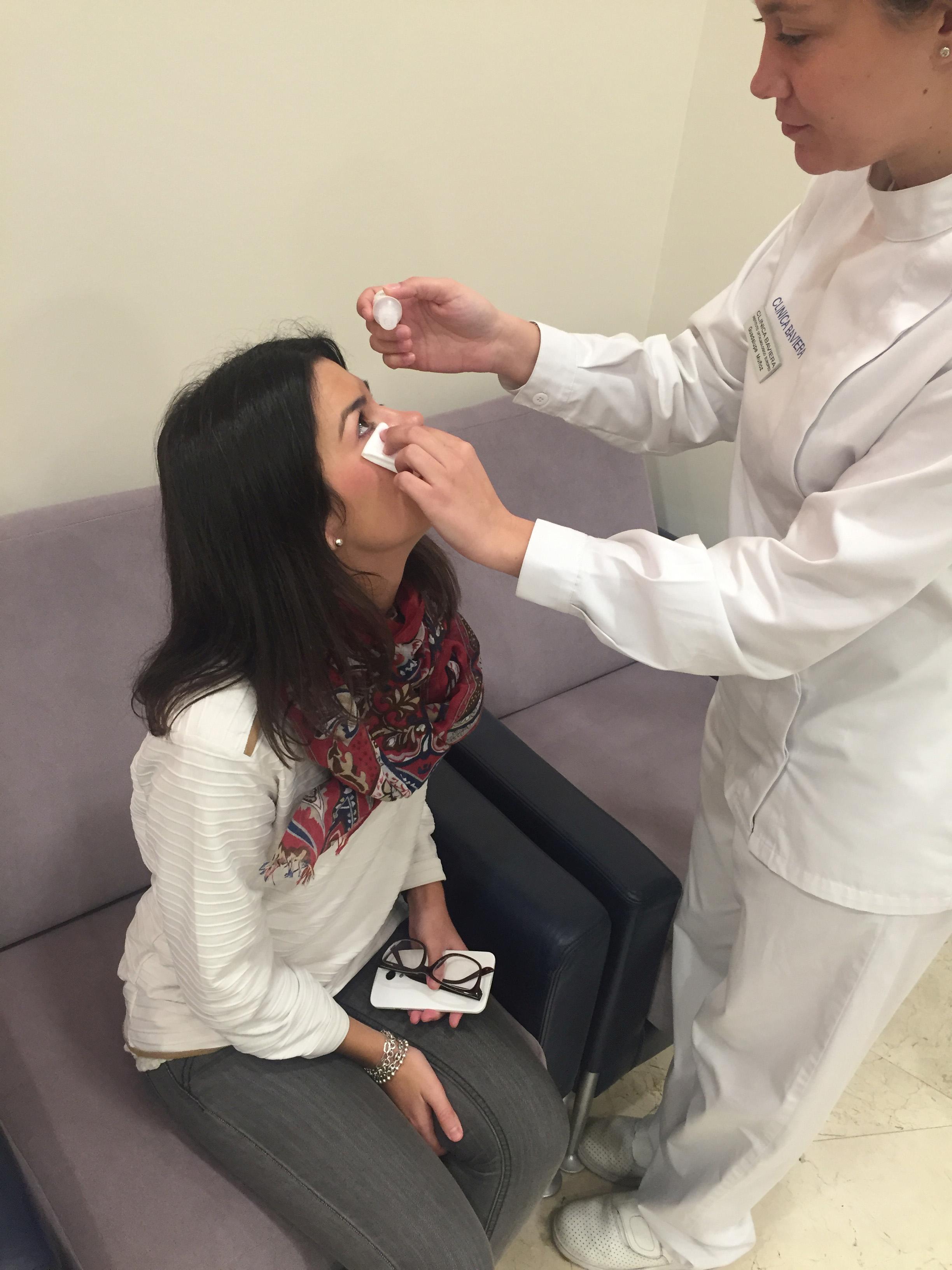 Mujer en primera consulta a la que echan gotas para dilatar