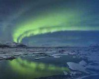 Aurora boreal sobre paisaje