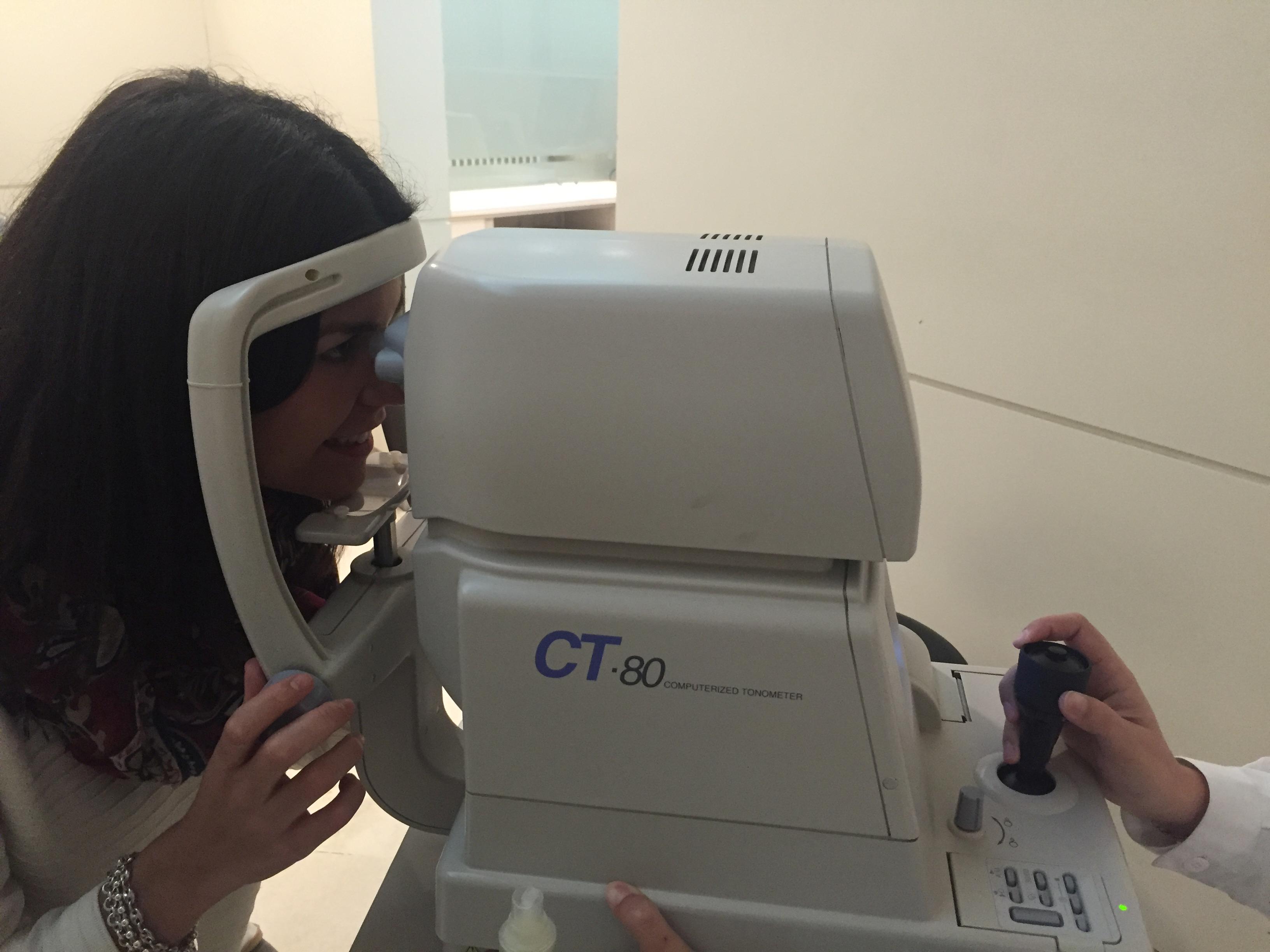 Paciente durante prueba oftalmológica