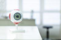 Maqueta de ojo sobre mesa blanca en consulta oftalmológica