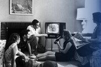 Imagen blanco y negro familia viendo la TV
