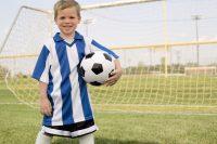 Niño con camiseta de futbol y balón