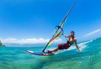 Hombre haciendo windsurf