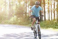Hombre con camiseta azul montando en bicicleta