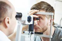Hombre en consulta de oftalmología durante una prueba
