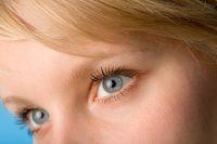 Primer plano de ojos azules de mujer rubia