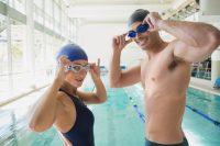 Hombre y mujer poniéndose las gafas de natación
