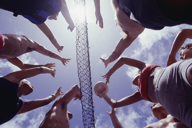 Grupo de personas jugando al voleibol