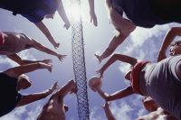 Grupo de jóvenes jugando al voleybol