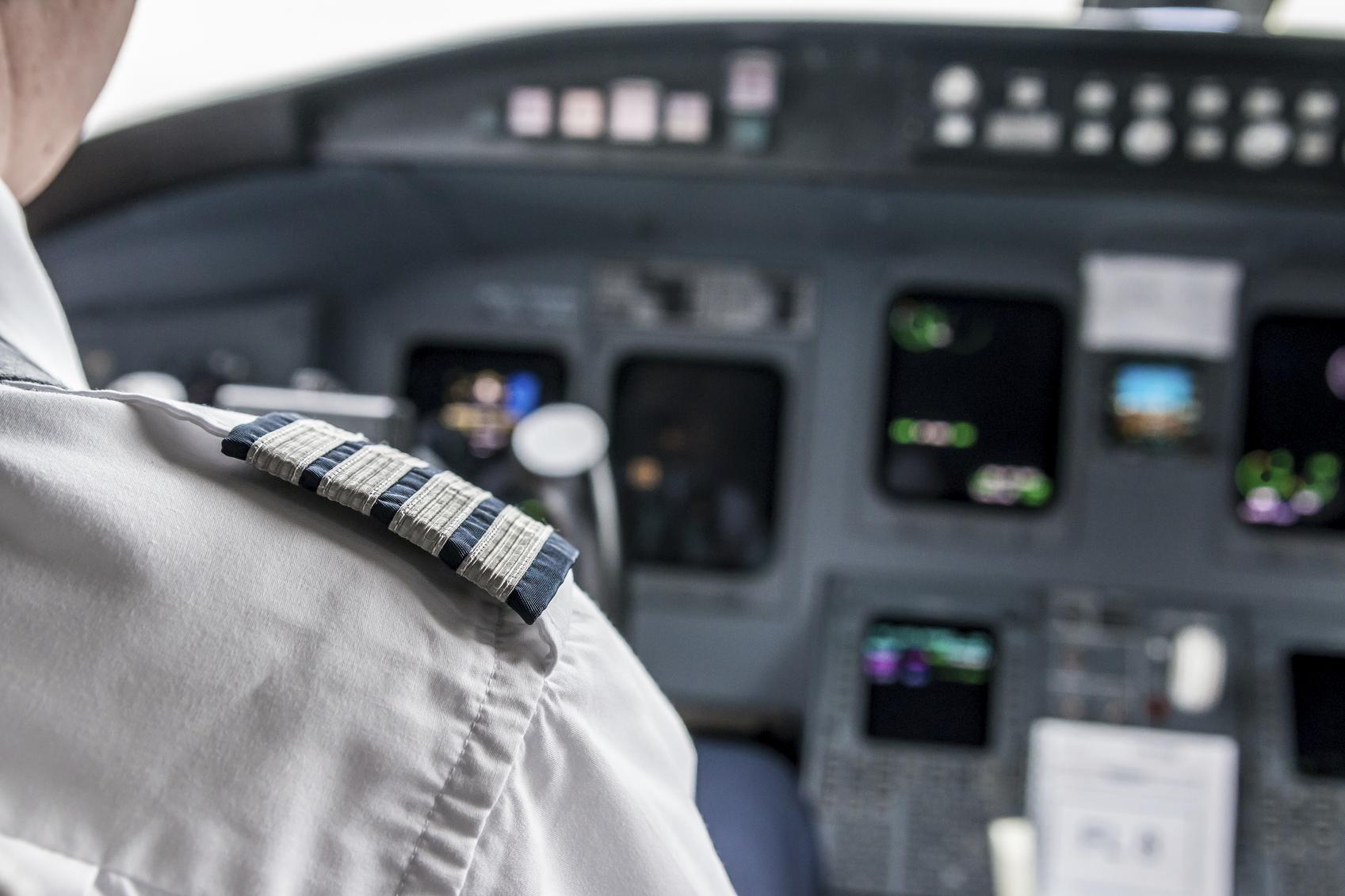 Piloto en la cabina del avión