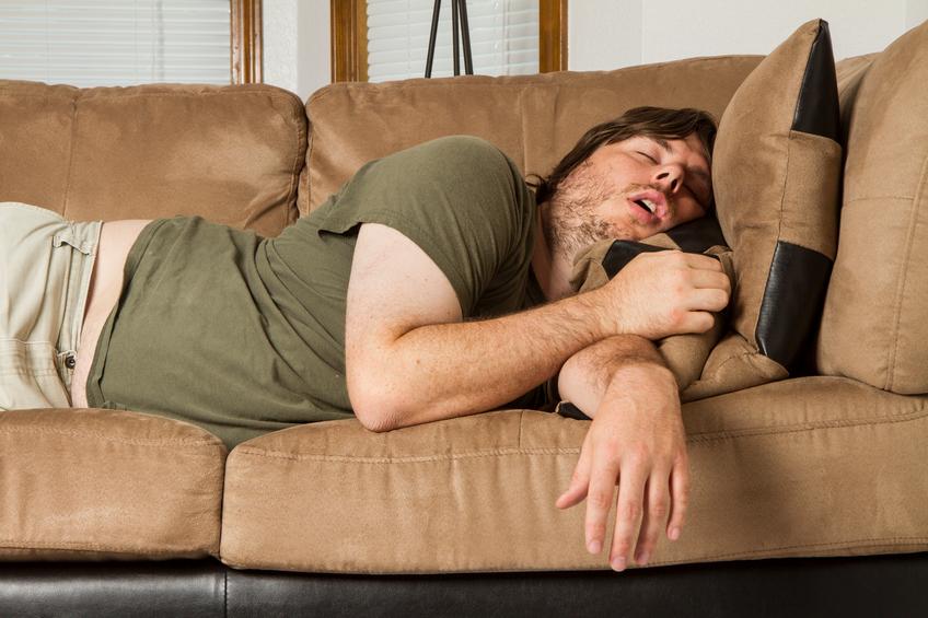Hombre durmiendo en un sofá