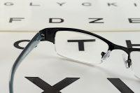 Gafas sobre optotipo para test miopia