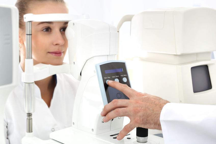 Mujer vestida de blanco durante prueba oftalmológica