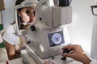 Imagen ojo en máquina de prueba oftalmológica