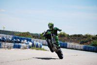 Pol Espargaró haciendo un caballito con la moto