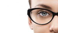 Mujer morena con ojos azules y gafas negras