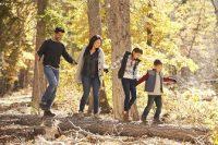 Familia paseando por el bosque en otoño