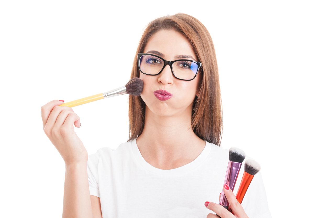 El reto de usar gafas para maquillarse - Blog de Clínica Baviera