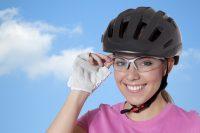 Mujer ciclista vestida de rosa con casco y gafas