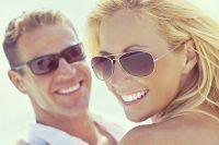 Mujer rubia y hombre con gafas de sol