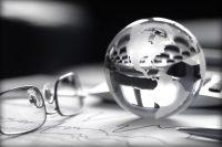 Bola de cristal y gafas sobre mesa