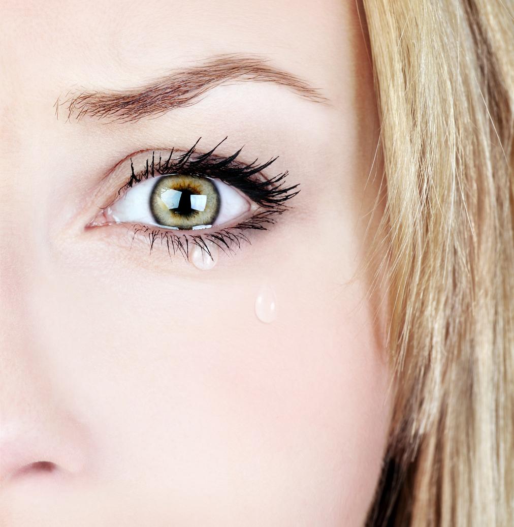 Mujer rubia con ojos verdes llorando