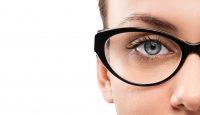 Mujer con ojos azules y gafas negras