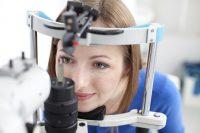 Mujer morena con jersey azul se hace prueba oftalmológica