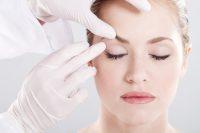 Mujer en consulta de cirugía oculoplástica