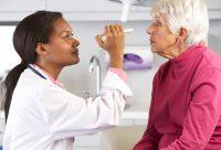 Exploración oftalmológica en clínica