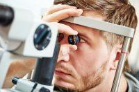 Paciente explorado con oftalmoscopio indirecto