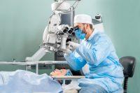 Cirujano maneja láser en quirófano