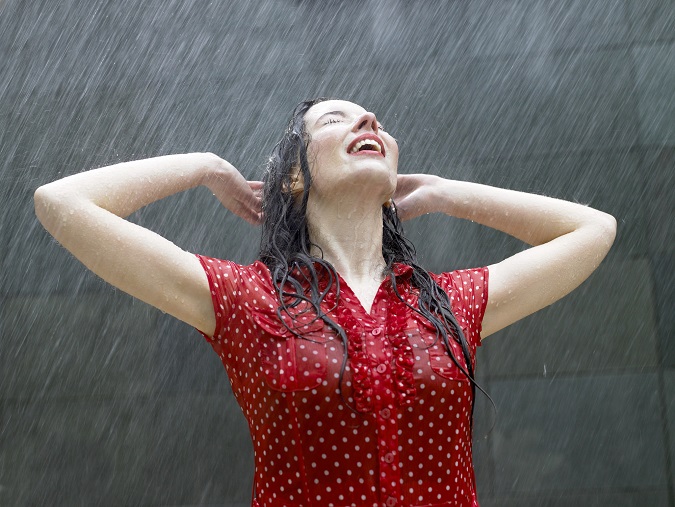 Mujer bajo la lluvia