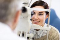 Mujer castaña realizándose una revisión oftalmológica