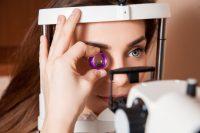 Primer plano chica con ojos azules durante prueba oftalmológica