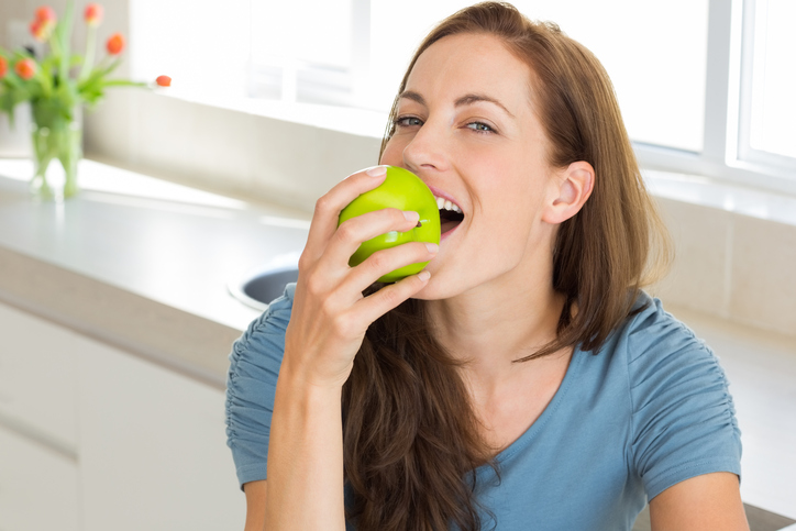 Mujer comiéndose una manzana