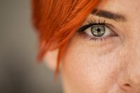 Mujer pelirroja con media melena y ojos verdes