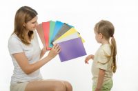Mujer da a elegir a niña carpetas de colores