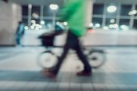 Imagen borrosa hombre con bicicleta