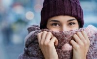 Mujer en invierno con gorro y bufanda burdeos