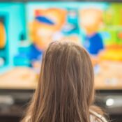 ¿Cómo afecta ver la televisión a la vista?