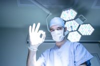 Cirujano en quirófano haciendo señal de victoria