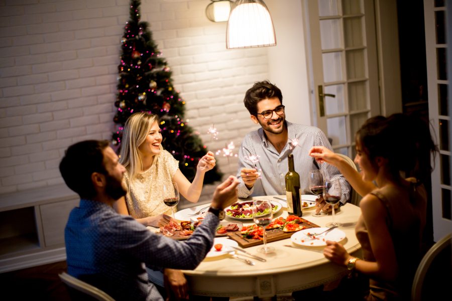 Grupo de amigos en cena de Navidad