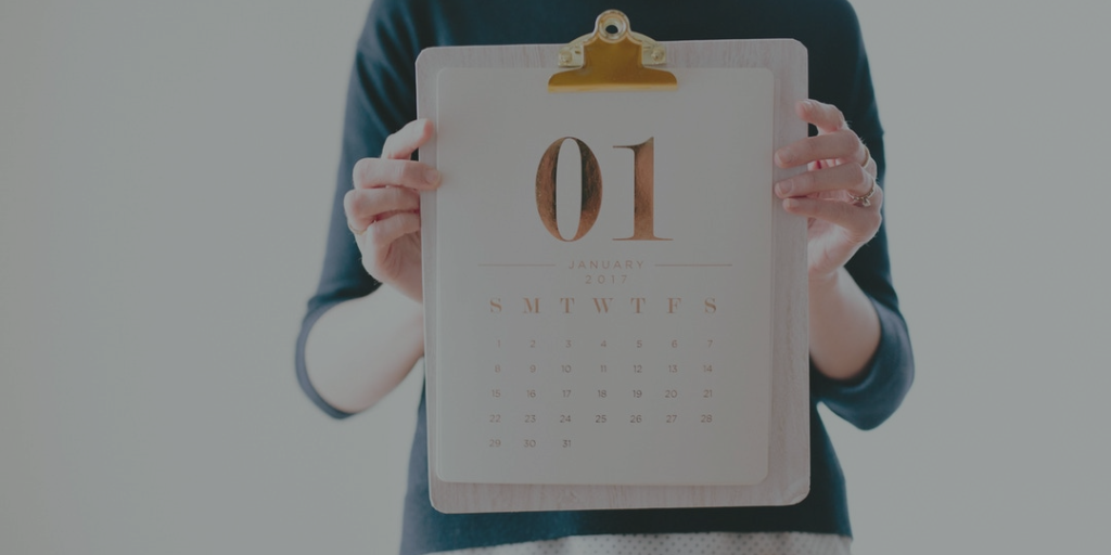 Mujer enseñando una hoja de calendario