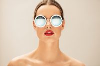 Mujer con gafas de sol con reflejos