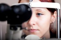 Mujer pelirroja se hace prueba oftalmológica